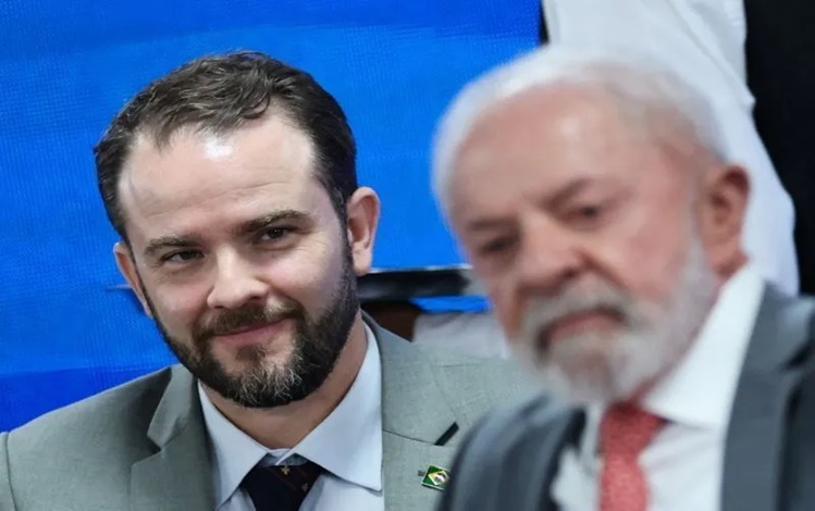 Secretário-executivo do Ministério da Fazenda, Dario Durigan, e presidente Luiz Inácio Lula da Silva em cerimônia em Brasília