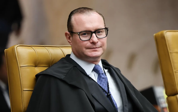 Ministro Cristiano Zanin em sessão plenária do STF